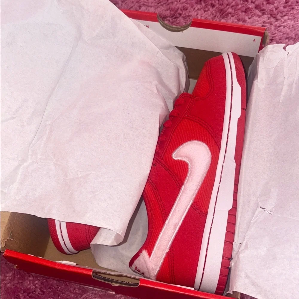 Nike Valentine’s Day Dunks 2024 Red Size 7Y